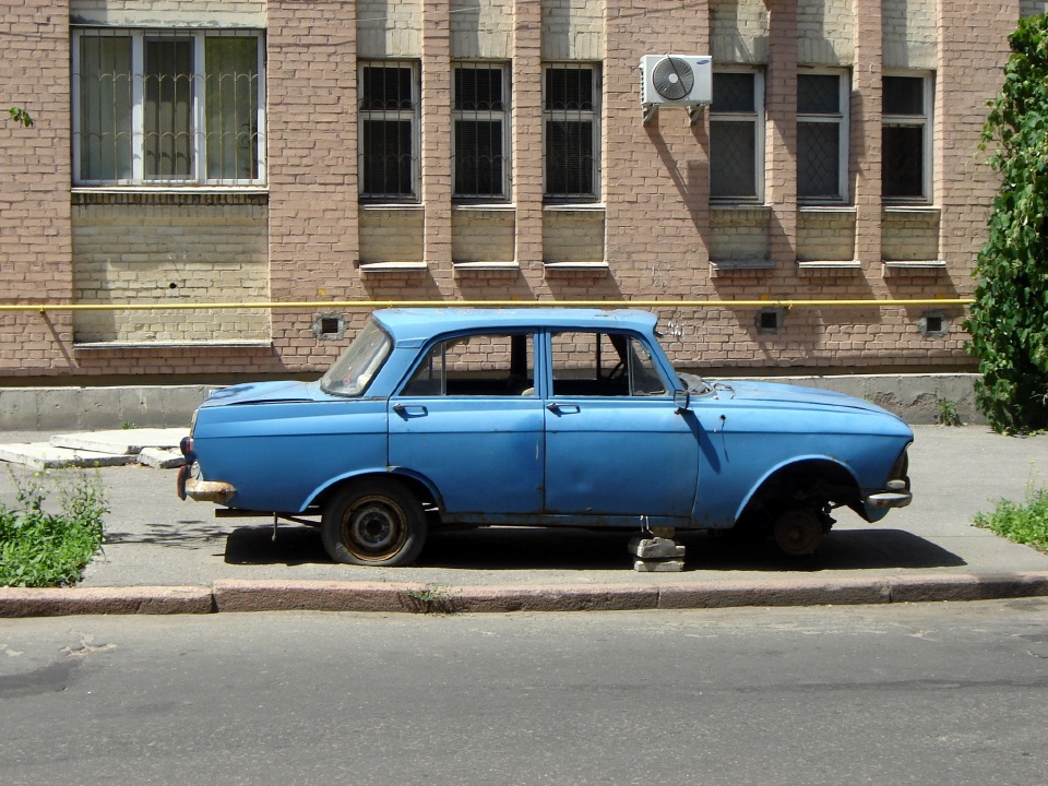 Photo by Podol, Kiev. Old car without wheel. - panoramio" by Viktor Ugrin is licensed under CC BY-SA 3.0.